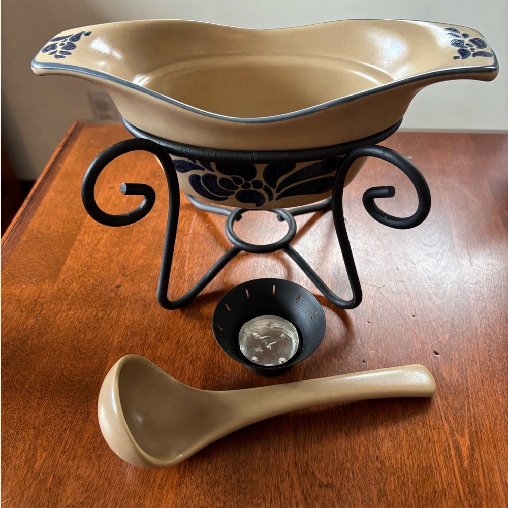 Elegant Pfaltzgraff Folk Art Ceramic Gravy Dish Set